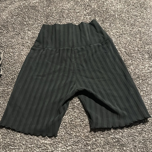 OFFLINE By Aerie OG Groove 7" Bike Short Black *M* - Picture 3 of 3